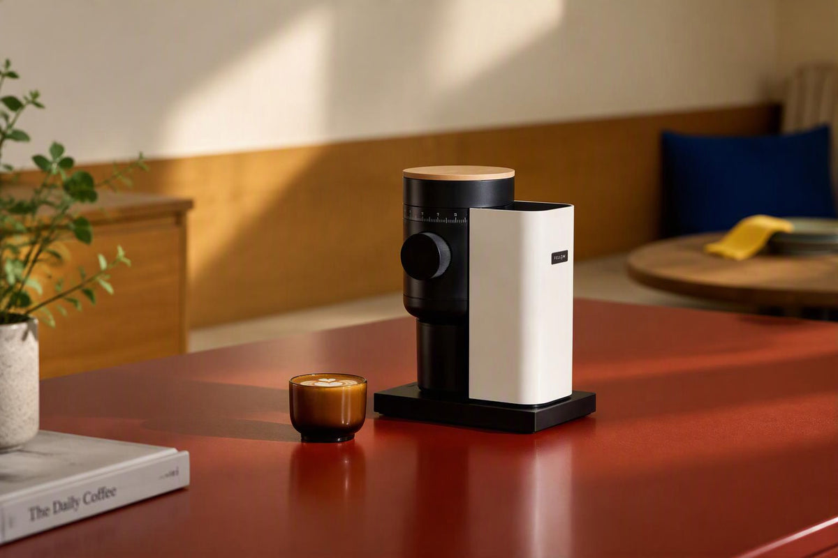 Fellow Opus Gen 2 Kaffeemühle in Weiß auf rotem Küchentresen mit Espresso