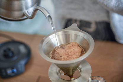 Hario V60 Double Mesh Metal Dripper 02 | Edelstahl-Handfilter ohne Papier, 1–4 Tassen
